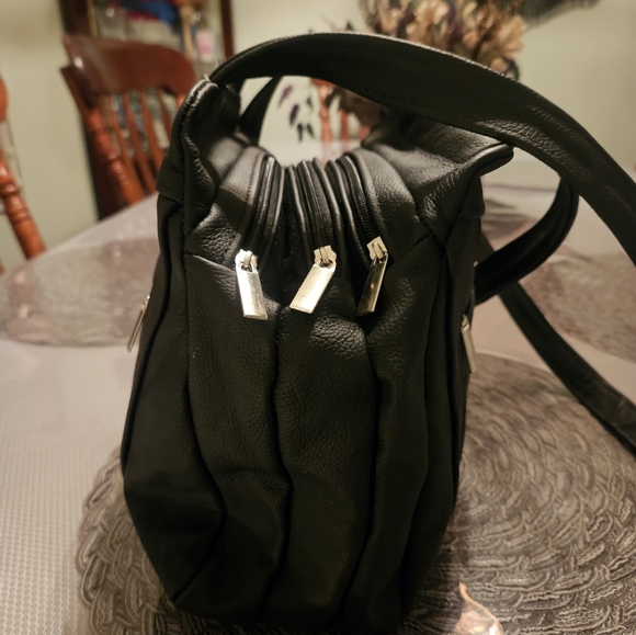 BIG PRICE DROP!!  Three Large Main Zippered Compartments Leather Handbag - Picture 11 of 12